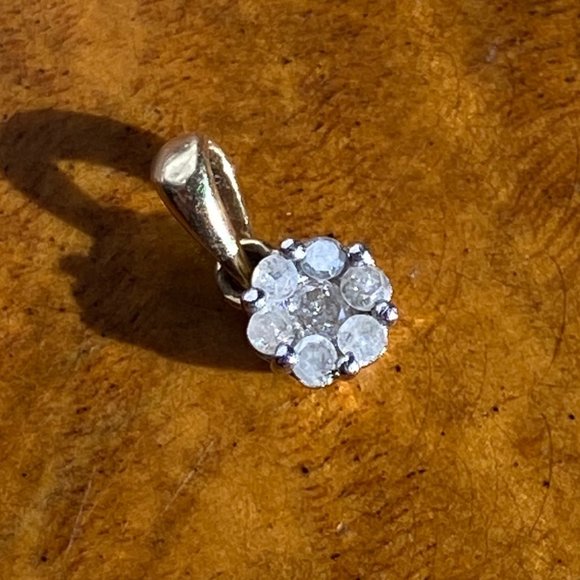 Jewelry - 10K gold diamond flower pendant  7 diamonds in a flower shape